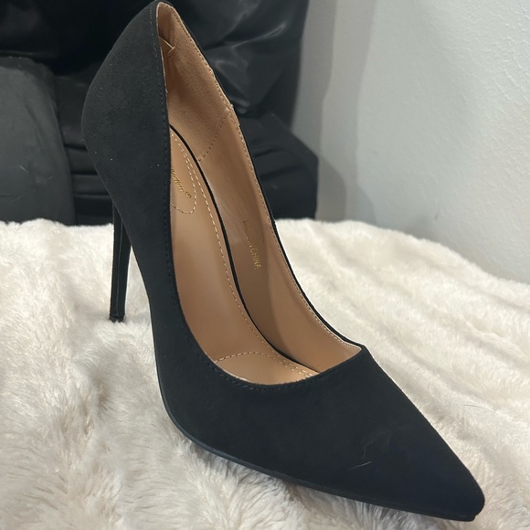Black Stiletto Pump♣️ New in box / Tried on once - Picture 3 of 6